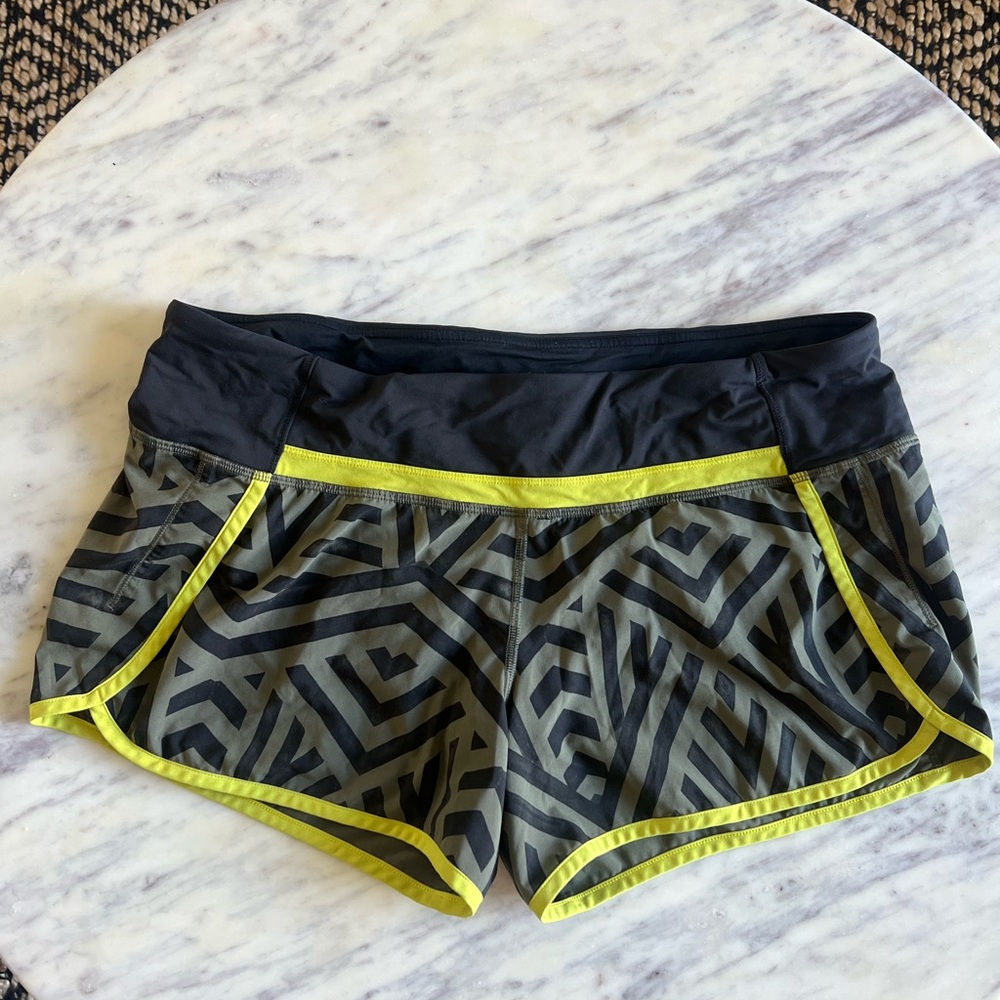 lululemon Athletica Black and Yellow Patterned Athletic Shorts- size L